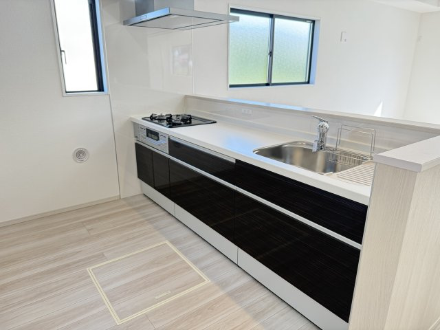テラシエ高崎市棟高町町1期　2号棟　新築住宅のキッチン|【イメージ画像】人気のカウンターキッチン採用です☆
コンロも３口ご用意しています！調理スペースも広くストレスなくお料理できます。
浄水器つきなので美味しいお水も飲めますよ♪