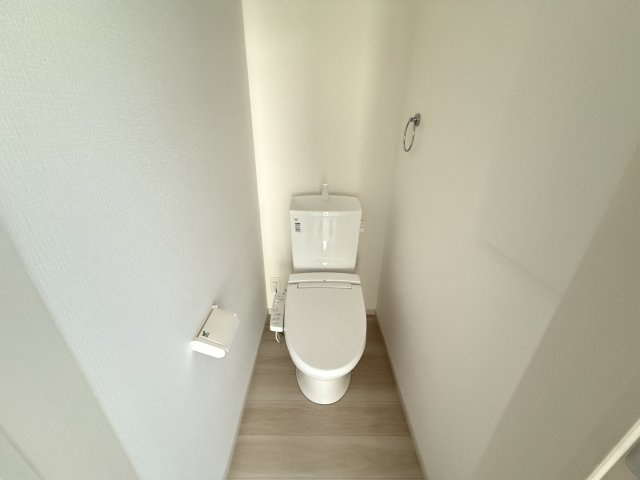 テラシエ高崎市棟高町町1期　2号棟　新築住宅のトイレ|【イメージ画像】1階トイレです。清潔感のある白を基調としています。
温水洗浄・便座暖房機能の付いた快適なトイレです☆