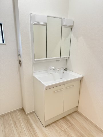 テラシエ高崎市棟高町町1期　2号棟　新築住宅の独立洗面台|【イメージ画像】シャワー水栓付き洗面台で朝の身支度もバッチリです！
洗面台には収納スペースもあり洗面室もすっきり片付きますよ！