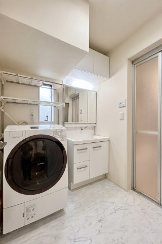 【中古戸建て/庭付き】枚方市松丘町2階建ての洗面所|リビング横の洗面所は、シンプルで清潔感を得られるコーディネートです。白の洗面台は、清潔感を感じられます。