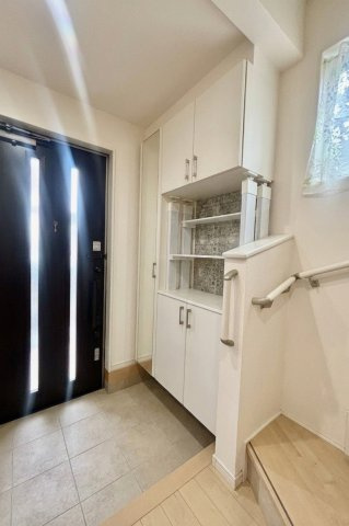 【中古戸建て/庭付き】枚方市松丘町2階建ての玄関|玄関は、コの字のシューズボックスを配置し、写真左手にも可動棚少しと、ベビーカーなどの荷物を置けるスペースが設けられています。ファミリーにも十分に収納できる広さがあります♪