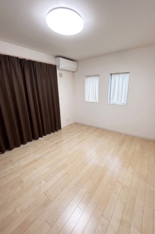 【中古戸建て】枚方市松丘町2階建ての玄関|玄関は、コの字のシューズボックスを配置し、写真左手にも可動棚少しと、ベビーカーなどの荷物を置けるスペースが設けられています。ファミリーにも十分に収納できる広さがあります♪
