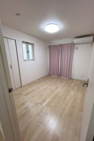 【中古戸建て/庭付き】枚方市松丘町2階建ての洋室|2階にある6帖の洋室。ベッドや机を置いてもゆとりがある広さで、主寝室としてはもちろん、子供部屋にも最適です。