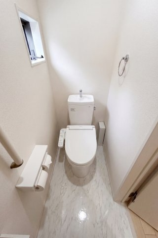 【中古戸建て/庭付き】枚方市松丘町2階建てのトイレ|2階にもトイレを完備。忙しい朝の混雑を解消できるほか、夜中に1階まで階段を売り降りする手間が省けるため非常に便利です。