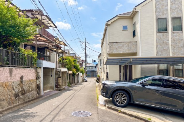 【中古戸建て】枚方市松丘町2階建てのその他|道路：物件の北東側道路。車通りの少なく、直線のため車の走行も簡単にできます！
