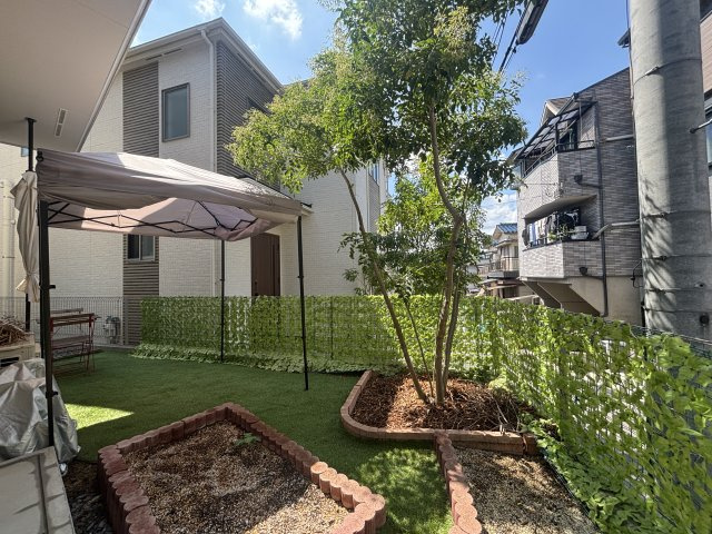 【中古戸建て/庭付き】枚方市松丘町2階建ての庭|リビングから出られる庭。水栓も完備しているため、家庭菜園や夏はプールも楽しめます！