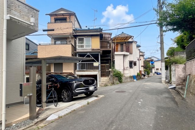 【中古戸建て】枚方市松丘町2階建ての前面道路含む現地写真|道路：北東側道路を物件側から見た写真。閑静な住宅街で、住民の方以外の通行が少なめ。