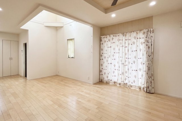【中古戸建て/庭付き】枚方市松丘町2階建ての居間・リビング|掃き出し窓と吹き抜けから、自然光がしっかりと入る家族団らんの場所。窓から庭へアクセスできて、家と外を繋げる開放的な空間を感じられます。