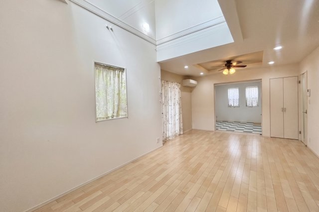 【中古戸建て】枚方市松丘町2階建ての居間・リビング|広さ17.0帖、吹き抜け施工で明るいリビング空間。リビング横に和室を設け、子どもの遊びや、家事スペースとして重宝します。