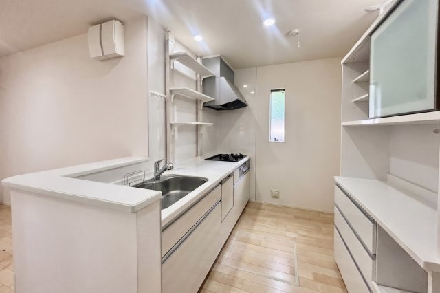【中古戸建て/庭付き】枚方市松丘町2階建てのキッチン|使い馴染みのあるｉ型レイアウトのキッチン。背面のカップボードは、収納力が多く、すっきりとしたキッチンが叶えられます。