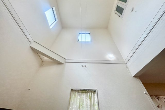 【中古戸建て/庭付き】枚方市松丘町2階建ての居間・リビング|開放的な吹き抜け天井。二面採光が叶う明るい空間を作り出します。