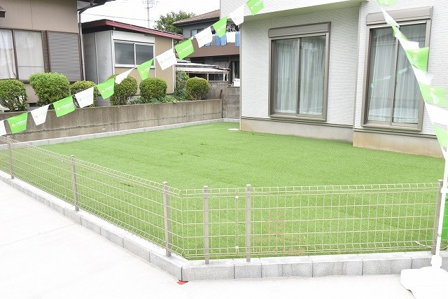 ハートフルタウン 　常陸大宮市宇留野334番　Bの庭|現在は人工芝を敷いてあります。家庭菜園に挑戦したり季節の花を育てるなど、毎日の暮らしに潤いをくれるお庭です。