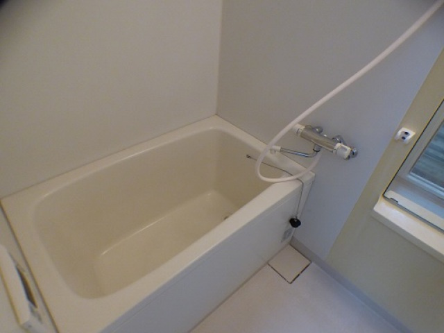 仁保新町コーポ福島の浴室|コンパクトで使いやすいお風呂です