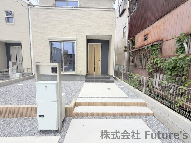 三郷市戸ケ崎3丁目　新築戸建　全10棟　3号棟のエントランス|不在時に便利な宅配BOX完備