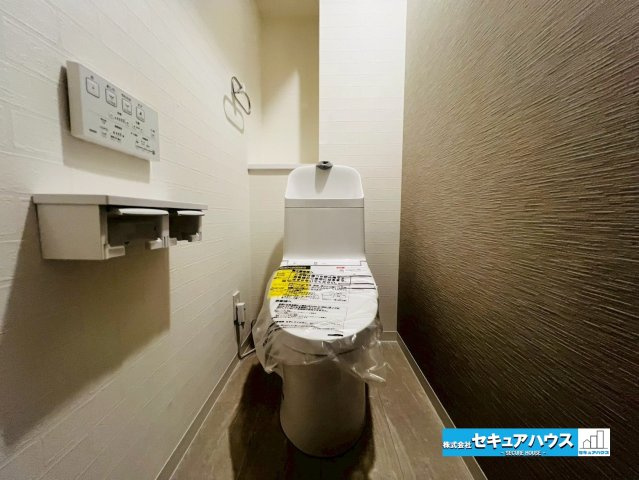 ダイアパレス日進のトイレ|【高機能トイレ】
◆高機能トイレの多くは便器のフタの開閉が自動であり、使用後に手動で水を流す面倒もなく非常に便利です。スタイリッシュな見た目で、お掃除しやすく、節水効果が高いです。　　　　　　　　　　