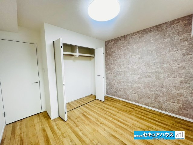 ダイアパレス日進の洋室|【洋室6帖】
◆収納クローゼット付きのお部屋です。
◆ハンガーパイプにはお洋服をかけることができ、上棚部分にもカバンや帽子などを収納することができます。
◆アクセントクロスによりお洒落な仕上がりです。
