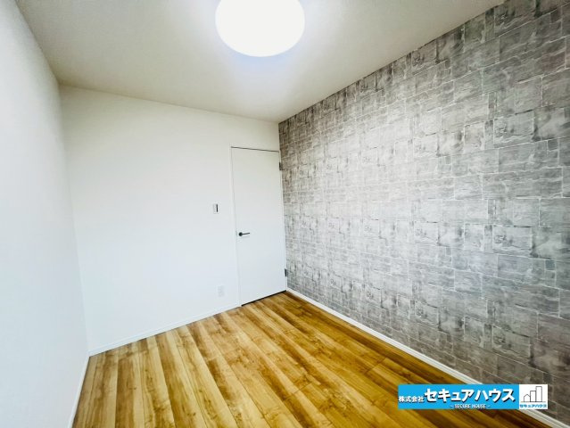 ダイアパレス日進の洋室|【洋室4.6帖】
◆家族一人ひとりの大切なプライベート空間。趣味に合わせて使って頂けるようシンプルに仕上げてあります。
◆フローリング貼替済みです。　　　　　　　　　　　　　　　　　　　　　　　　　　