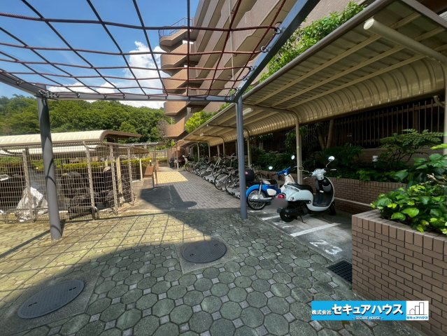 ダイアパレス日進の駐輪場|事前予約にて現地ご見学いただけます！お気軽にお問い合わせください♪
■株式会社　セキュアハウス■
住宅ローンに強く、知識、経験豊富なスタッフ在籍
お客様に寄り添い、ご成約後もサポート致します。