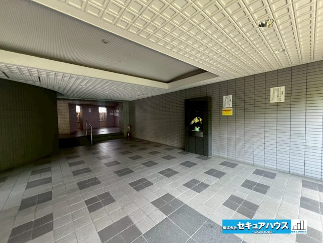 ダイアパレス日進のエントランス|事前予約にて現地ご見学いただけます！お気軽にお問い合わせください♪
■株式会社　セキュアハウス　豊明支店■
住宅ローンに強く、知識、経験豊富なスタッフ在籍
お客様に寄り添い、ご成約後もサポート致します