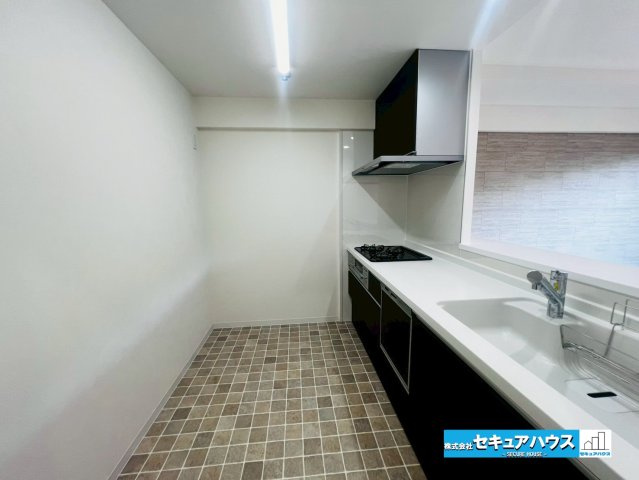 ダイアパレス日進のキッチン|【キッチン】
◆広々としたキッチンスペースのため冷蔵庫やカップボードを置いても家族で並んで料理することができます。
◆食洗機付きのシステムキッチンに新品交換済みです♪　　　　　　　　　　　　　　　　　