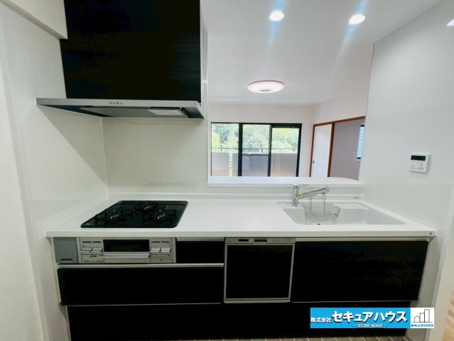 ダイアパレス日進のキッチン|【キッチン】
◆同時にたくさんの料理が調理できる。「焼く・蒸す・煮る」の工程を同時進行で進めることができるので、料理を素早く作ることができます。
◆スマートレンジフードに新品交換済みです。　　　　　　