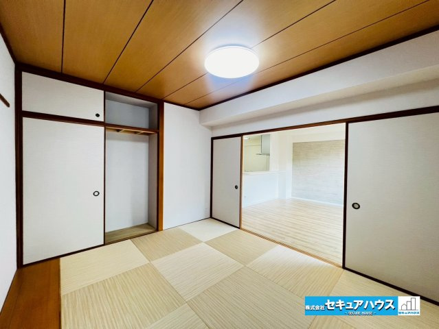 ダイアパレス日進の和室|【和室6帖】
◆リビングに続く和室はお子様の遊び場や寝転がるスペースとして利用することができます。扉を開けて一体化したスペースとして利用できるためリビングの開放感が増し、広く見せる効果もあります。