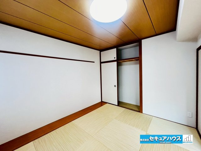 ダイアパレス日進の和室|【和室6帖別角度】
◆来客時には扉を閉めて客間として利用することもできます。
◆押入には布団や扇風機など季節の物をしまうことも可能です♪
◆畳は交換済みです。　　　　　　　　　　　　　　　　　　　　　