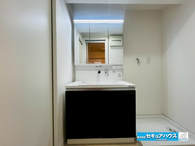 ダイアパレス日進の独立洗面台|【洗面台】
◆鏡の裏にはたっぷりと収納スペースを標準装備！
◆電源を付属しているのでドライヤーなど利用できます。
◆洗面台下にも収納スペースにはシャンプーや洗剤のストックなどをしまうことができます・　