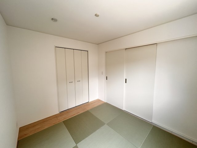 【Cradle garden】宇都宮市宮の内 第4 全2棟の和室|〇1号棟・5.2帖和室〇
和室の仕切りを開放すればLDKと合わせて広々スペースに早変わり！
和のテイストをプラスした癒しの空間になります。
※2026年7月撮影