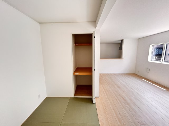 【Cradle garden】宇都宮市宮の内 第4 全2棟の収納|〇2号棟・畳コーナー３帖〇
和室の雰囲気を崩さない扉付き収納！
押入れにタオルケットや替えのおむつなどもしまえて便利に使えます。
※2026年7月撮影