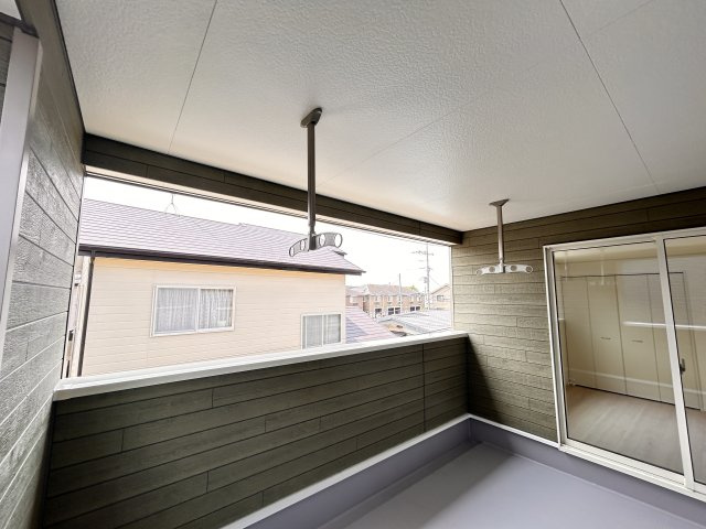 【Cradle garden】宇都宮市宮の内 第4 全2棟のバルコニー|〇1号棟　2wayインナーバルコニー〇
屋根付きのインナーバルコニーは、急な雨でも安心、天候を気にせず干せる神スペース。
共働き世帯でも安心して朝から洗濯物を干せます。
※2026年7月撮影