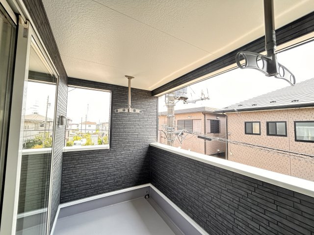 【Cradle garden】宇都宮市宮の内 第4 全2棟のバルコニー|〇2号棟〇
天候に左右されにくいインナーバルコニーは、洗濯物干しはもちろん、趣味の空間としても大活躍♪
暮らしにゆとりを添えてくれる癒し空間です。
※2026年7月撮影