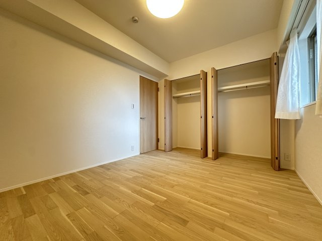 ザ・ピースプレイス横浜の洋室|6.6帖ある洋室は収納が多めで、主寝室としても使いやすいお部屋となっております。