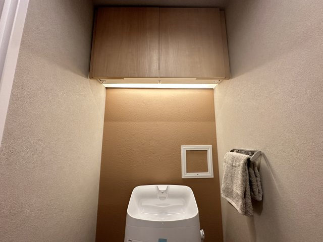 ザ・ピースプレイス横浜のトイレ|関節照明により、高級感のあるホテルのような素敵なトイレ空間となります。収納も備わっており、便利です。