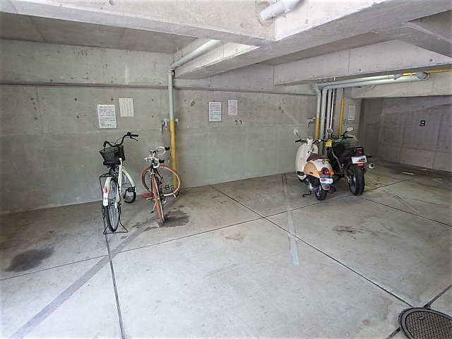 パルメゾン北町のその他共用部分|敷地内の屋内バイク置き場も有ります
