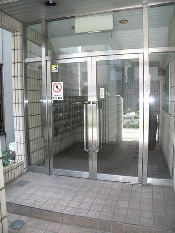 千葉市中央区中央３丁目の賃貸マンションのエントランス