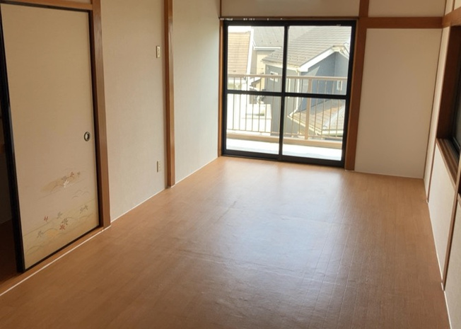 【洋室】 | 洋室のメリットは重い家具が置きやすく、身の回りが整理しやすいことです。 床がフローリングのため畳とは異なり凹みにくいです。 クローゼットなど収納が豊富で、普段使わない旅行カバンや服の整頓も簡単にです。
