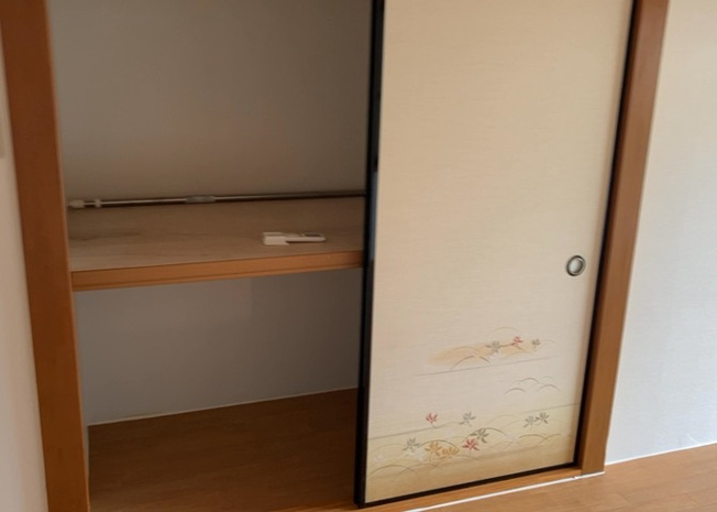 【収納】 | デザイン性を重視しすぎて収納が少なかった！なんてことにならないため、事前に現地で収納の数を確認しておくことをお勧めします。クローゼット以外にも床下収納や屋根裏収納、パントリーなどもチェックしましょう。