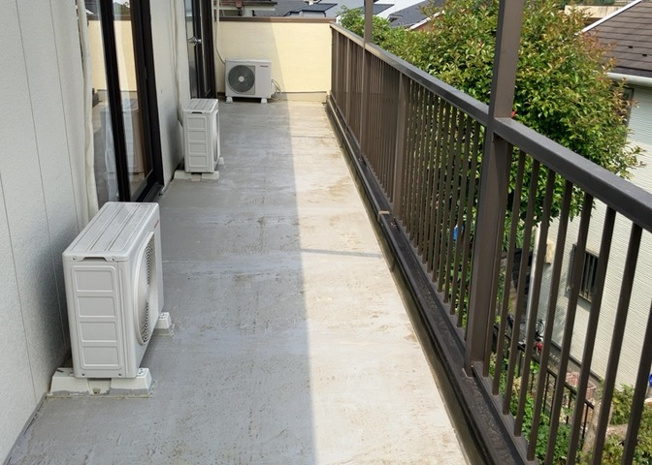 【バルコニー】 | バルコニーは、室外の専用スペースのうち、「屋根がなく開放された空間」であるものを指します。ベランダより広いタイプのものが多く、日当たりもよいため家庭菜園などを楽しみたい人にとって適した環境となります。