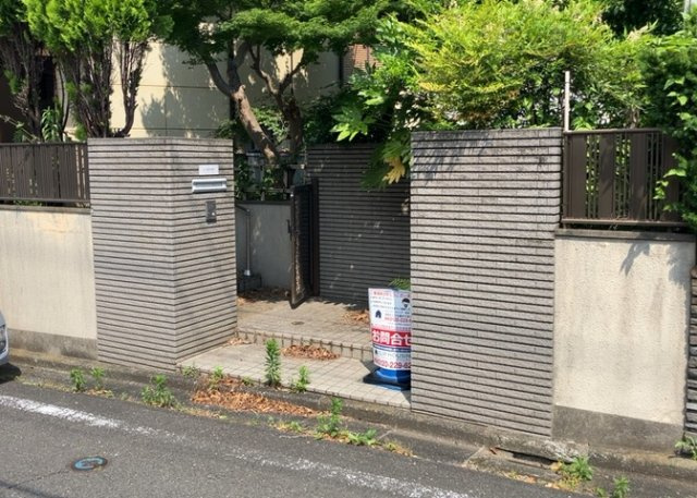 【前面道路含む現地写真】 | 住宅用の土地では前面道路に2m以上接していなければならないと法律で定められています。しかし、お持ちの車のサイズやライフスタイルなどにより、2mでは利便が悪い場合もございますので、事前に確認しましょう。