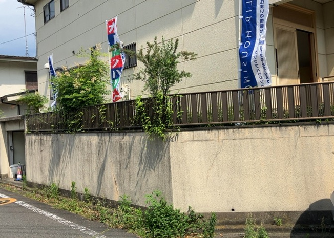 【前面道路含む現地写真】 | お持ちの車種によっては前面道路が広い方が便利でしょう。しかし、前面道路が広ければその分交通量が多くなるため、騒音などが気になる場合があります。実際に現地を見学し、周辺交通量や騒音などを確認しましょう！