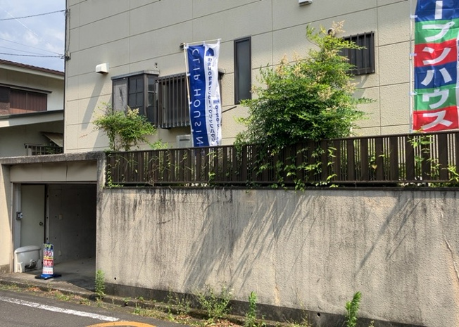 【外観】 | 現地に行くなら、物件の周囲の地形がどうなっているかを見ることも大切です。周辺より低くなっている土地では、大雨などで水が集まりやすいため、地盤が弱くなっているということも考えられるため、注意が必要です。