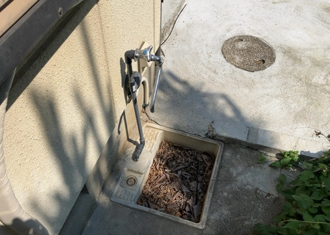 【設備】 | 敷地内に散水栓や立水栓があると便利です。水道水を直接利用できるため、水を運ぶ手間を省くことが出来ます。大量の水を必要とする洗車作業や清掃などに役立ちます。その他設備とあわせて、現地でご確認ください。