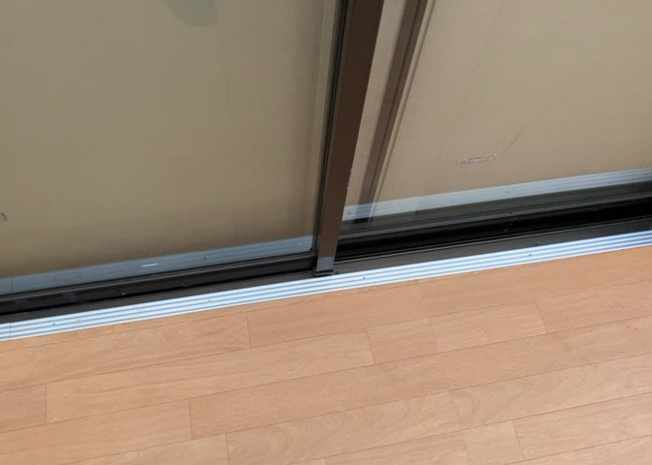 【内装】 | サッシは、ガラス窓に使用される金属製の窓枠です。一般的に住宅建築では、金属製建具工事の段階でガラス類・玄関などと同時に設置されます。種類や構造により断熱性能や遮音性能が異なるので現地でご確認ください。