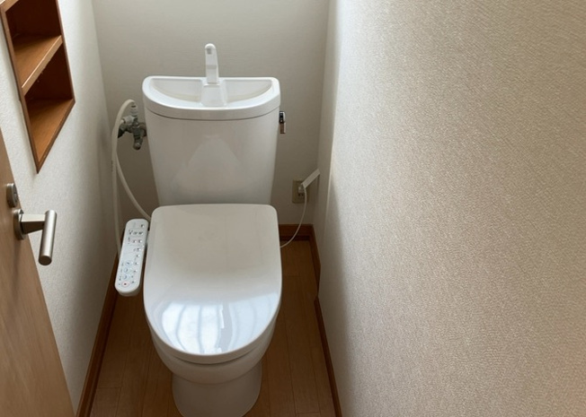 【トイレ】 | トイレは大きさや形、機能、抗菌性などが異なる多種多彩なタイプが各メーカーから出ています。それぞれに良さがあるため、事前にどういったタイプのトイレがいいのかをご家庭内で決めて、内見に行くといいでしょう。