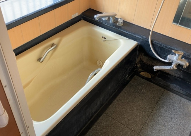 【浴室】 | 入浴時の快適さも大事なことですが、綺麗な状態を維持できなければ気持ちよく入浴できません。毎日の掃除が楽という点は大事なポイントになります！カビが生えにくく掃除がしやすい、壁や浴槽を選ぶといいでしょう。