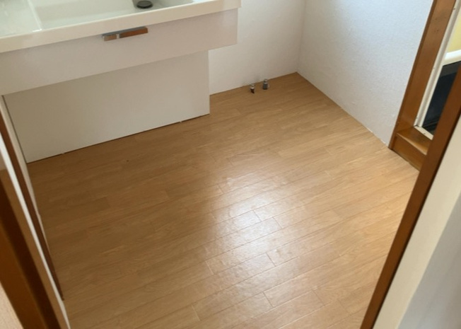【脱衣所】 | 多くの戸建て住宅で見かける洗面脱衣所は、洗面台と洗濯機が2畳ほどのスペースに並べられていて、洗面所が脱衣所を兼ね備えている間取りが一般的です。お客様が利用することもある、パブリックな空間でもあります。