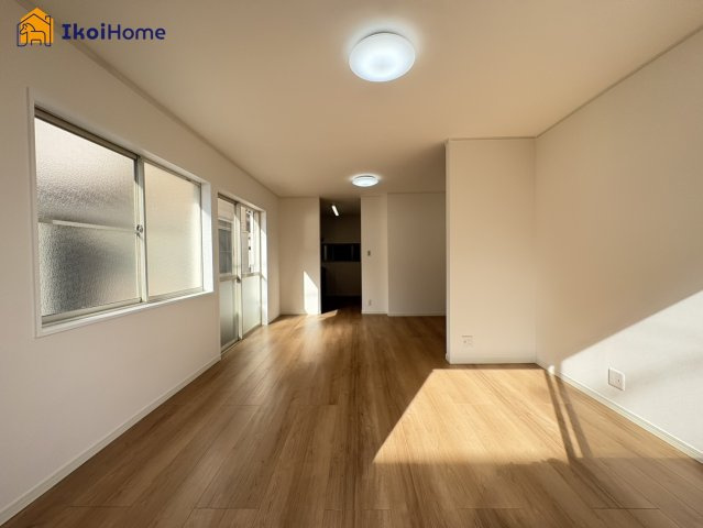 明石市魚住町清水　中古戸建の居間・リビング|【ホームページに現地動画掲載中】●年中無休：当日予約可●約15帖のLDKは明るい団欒スペースです