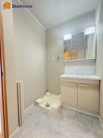 明石市魚住町清水　中古戸建の洗面所|【ホームページに現地動画掲載中】●年中無休：当日予約可●洗面台は３面鏡。広さのあるワイドシンクです。