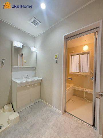 明石市魚住町清水　中古戸建の洗面所|【ホームページに現地動画掲載中】●年中無休：当日予約可●一般的な広さの洗面室。収納棚を付けると便利！